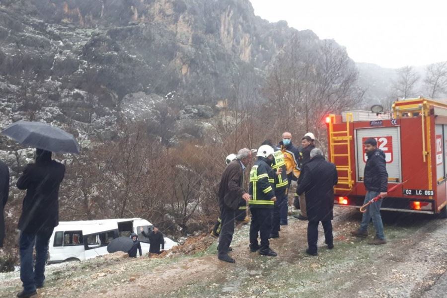 Adıyaman-Çelikhan karayolunda öğrenci servisi kaza yaptı!