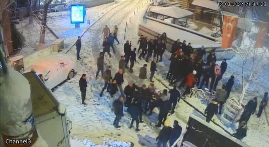 Beyoğlu’nda kartopu şakası silahlı çatışmaya dönüştü! 6 yaralı