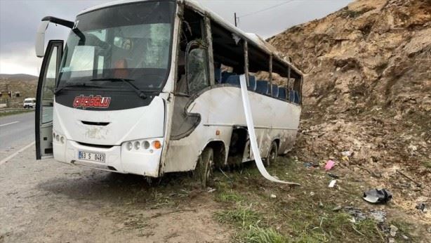 İşçileri taşıyan servis devrildi, çok sayıda yaralı var!