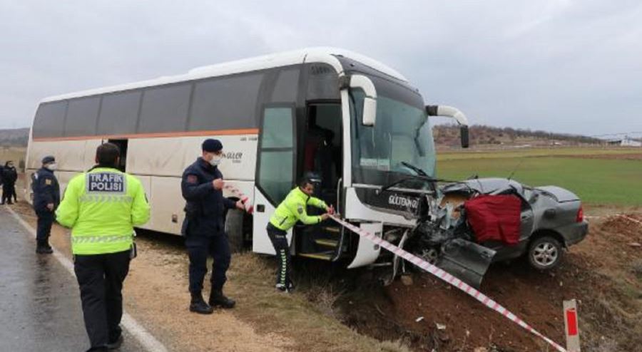 İşçi servis otobüsü ile otomobil çarpıştı: Ölü ve yaralılar var