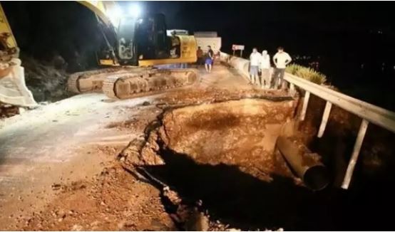 Turizm merkezinde su hattı patladı, yol çöktü!