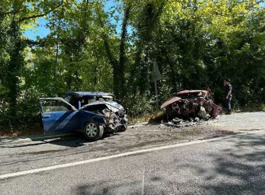 Bartın-Karabük yolunda, 2 otomobilin kafa kafaya çarpıştı 