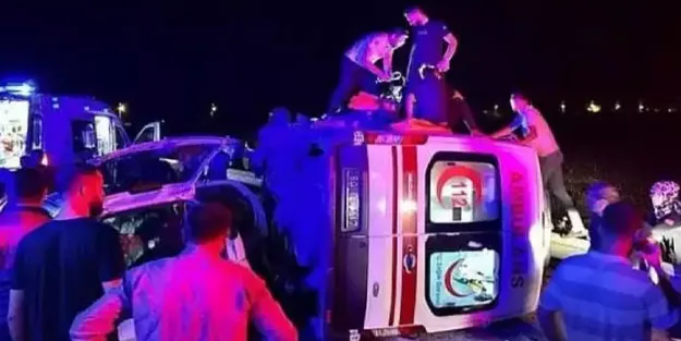 Ambulansla otomobil kafa kafaya çarpıştı