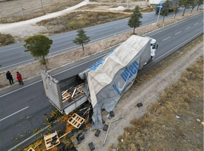 Dökülen 10 ton mandalina, kara yolunu ulaşıma kapattı!