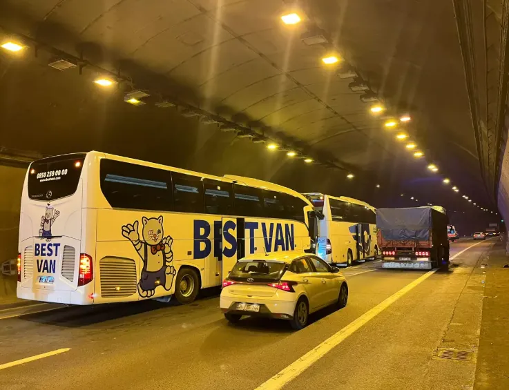 İki yolcu otobüsü ve TIR çarpıştı: Çok sayıda yaralı var!