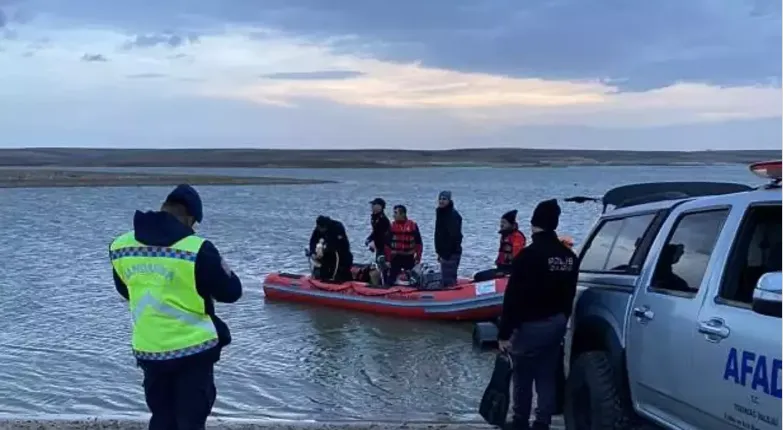 Avladığı ördeği almak için girdiği baraj gölünde kayboldu.