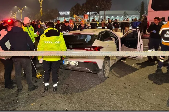 Yolcu otobüsü ile çarpışan otomobilin sürücüsü öldü, 3 kişi yaralandı