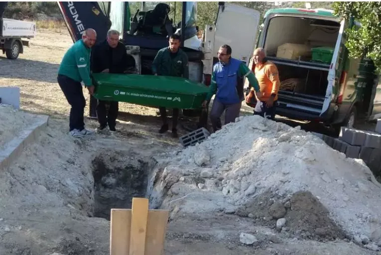 Bir dönemin ünlü şarkıcısıydı: Sessiz sedasız kimsesizler mezarlığına defnedildi!