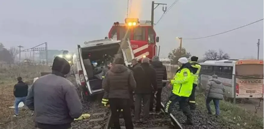 Yük treni işçi taşıyan servise çarptı