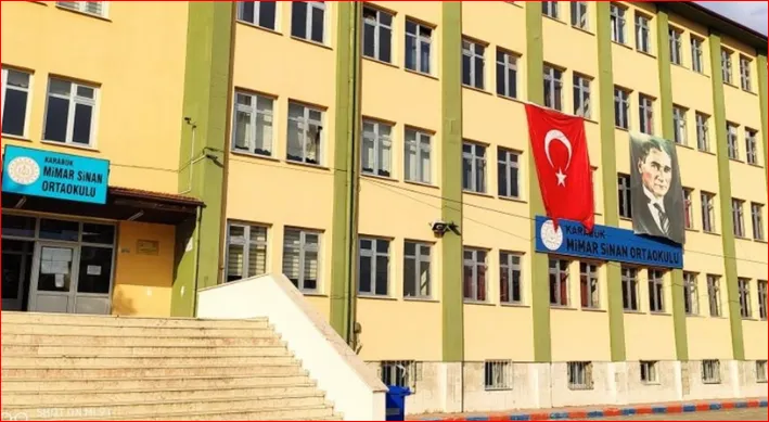 Okulu basan veli çocuğu ile tartışan öğrenci ile Türkçe öğretmenini darbetti