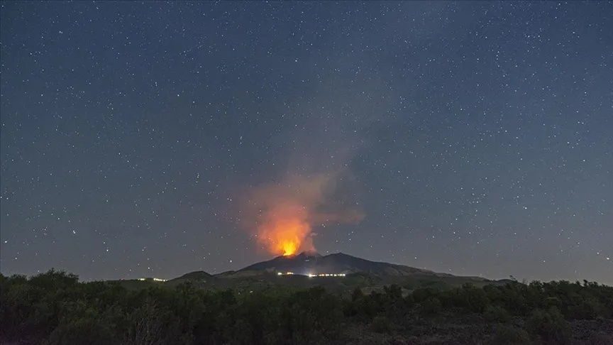 Etna Yanardağı yeniden kül ve lav püskürttü