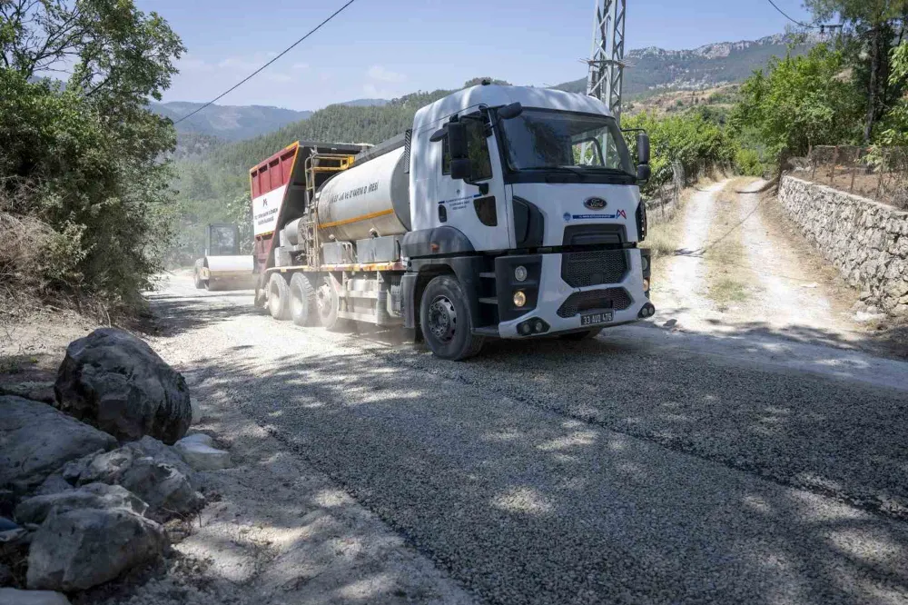 Mersin’de kırsal mahallelerde yol yapım çalışmaları sürüyor