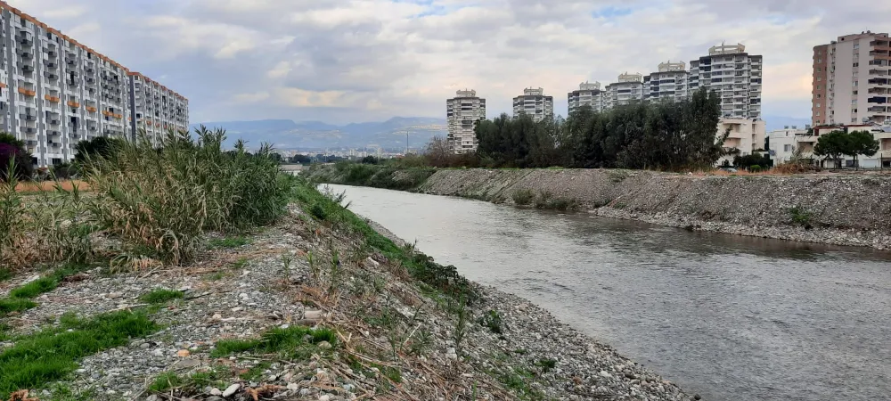 Sarıyer deresi karşıdan karşıya geçmek isteyen yaya ve  bisikletçilere geçit vermiyor.