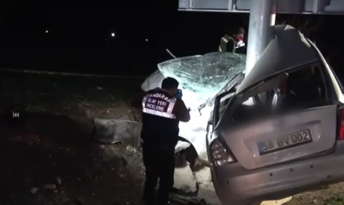 Trafik levhasına çarpan otomobil ikiye katlandı.