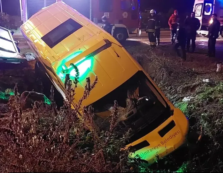 Cenazeye Giden Minibüs Sulama Kanalına Düştü