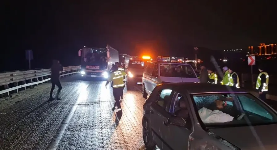 Korkunç kaza! Yaralılara müdahale eden sağlıkçılar ile yardım için duranlara otomobil çarptı;