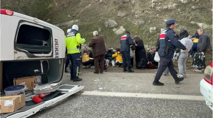 Yol kan gölüne döndü; Çok sayıda ölü ve yaralı var