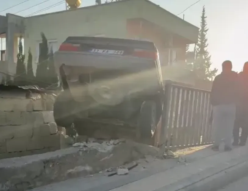 Direksiyon hakimiyetini kaybedip evin bahçesine girdi