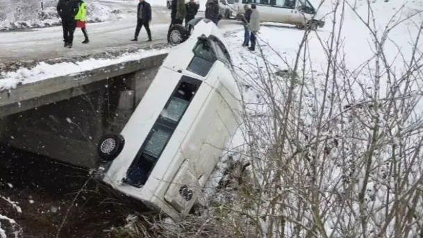 Cenazeye gidenleri taşıyan minibüs çay yatağına devrildi;