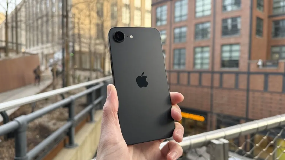 Google’dan Apple’a Şok Çıkış! iPhone 16e’yi Yerle Bir Etti!
