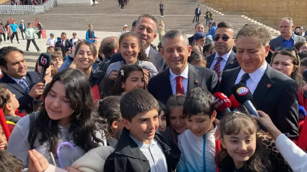 Anıtkabir’de Küçük Çocuğun Sözleri Özgür Özel’i Donup Bıraktı!