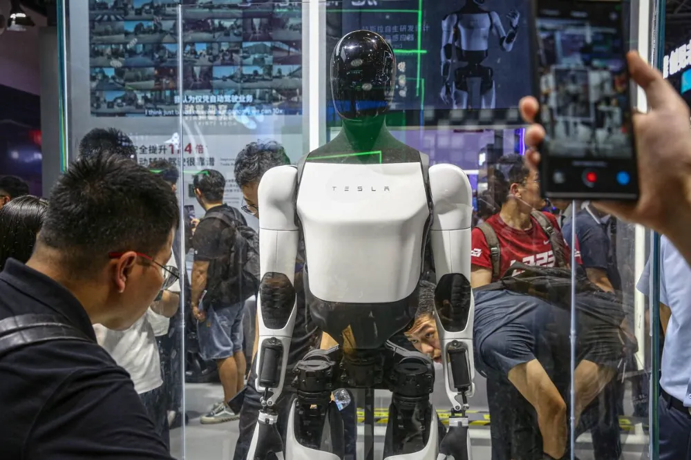 Robotlar Şov Yaptı! Şangay Fuarı’nda Su Taşıyıp Misafir Karşıladılar
