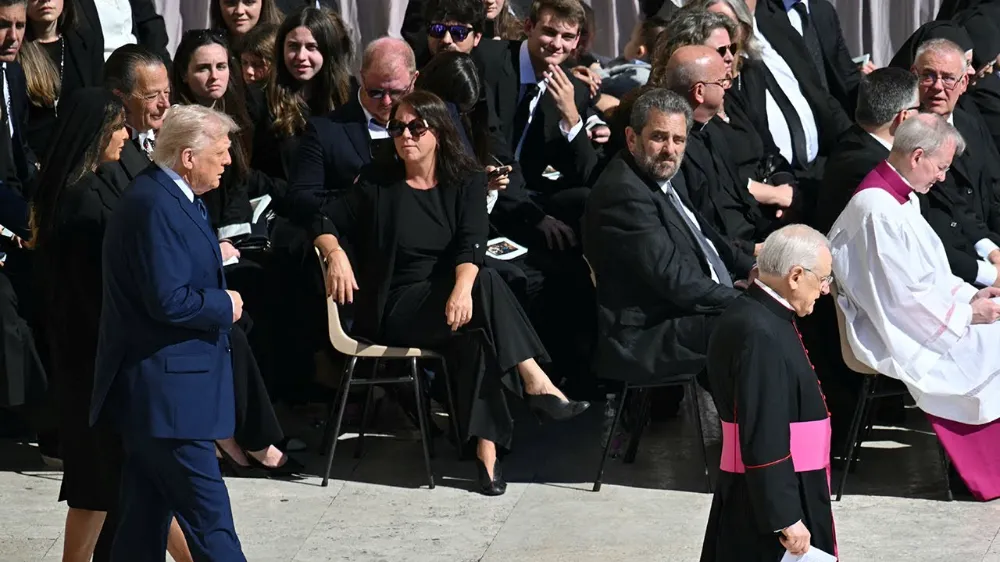 Trump Papa’nın Cenazesinde Yaptığı O Hareketle Gündem Oldu!
