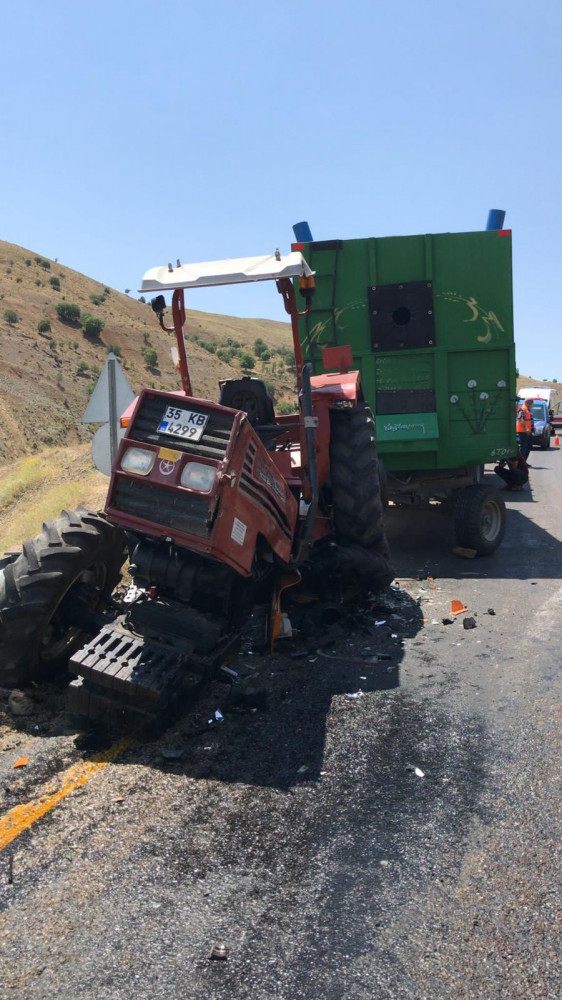 Elazig’da kamyonla çarpisan traktör ikiye bölündü