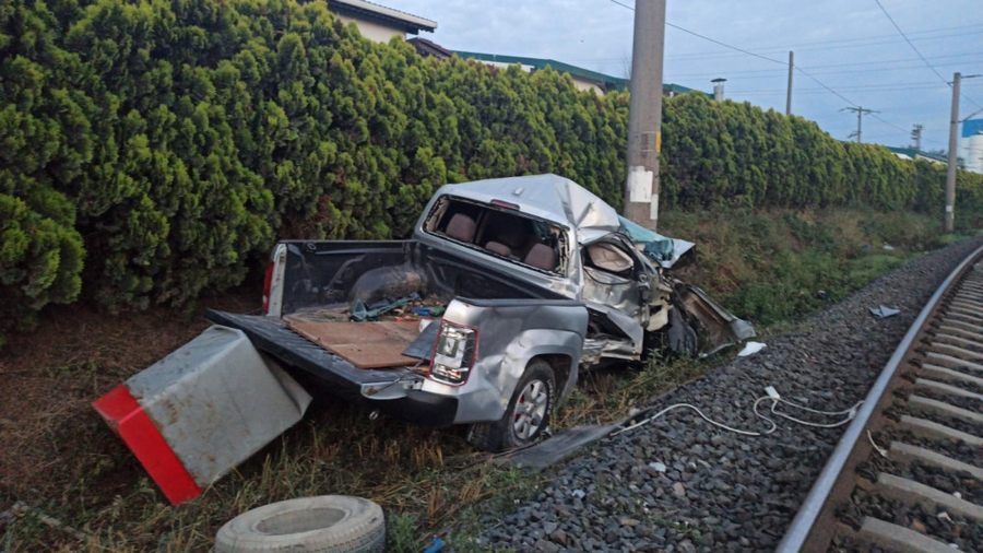 Yük treni ile kamyonet çarpisti: 1 ölü