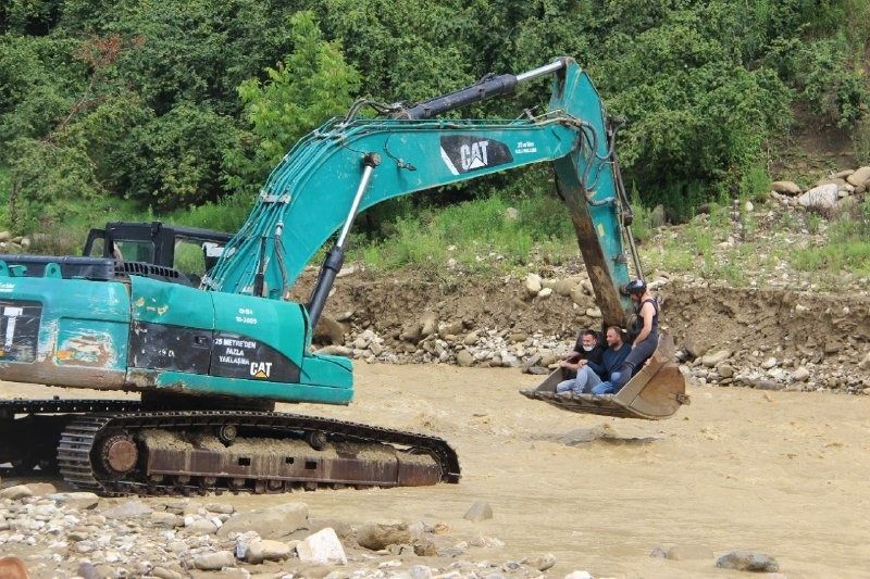 Traktörle karsiya geçemediler, devreye kepçeler girdi