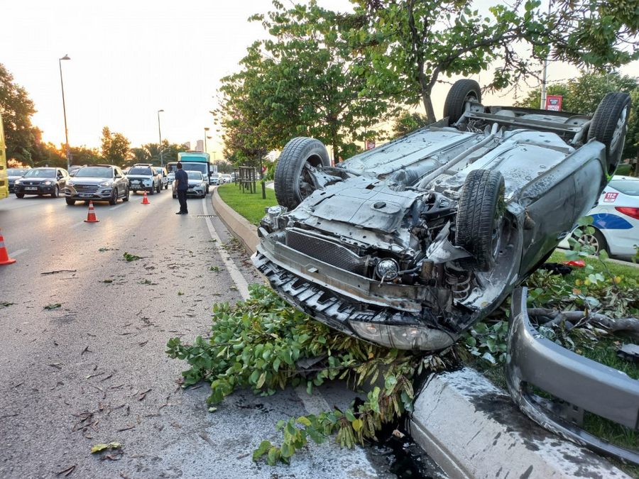 Pendik’te otomobilin sikistirdigi araç takla atti: 6 yarali