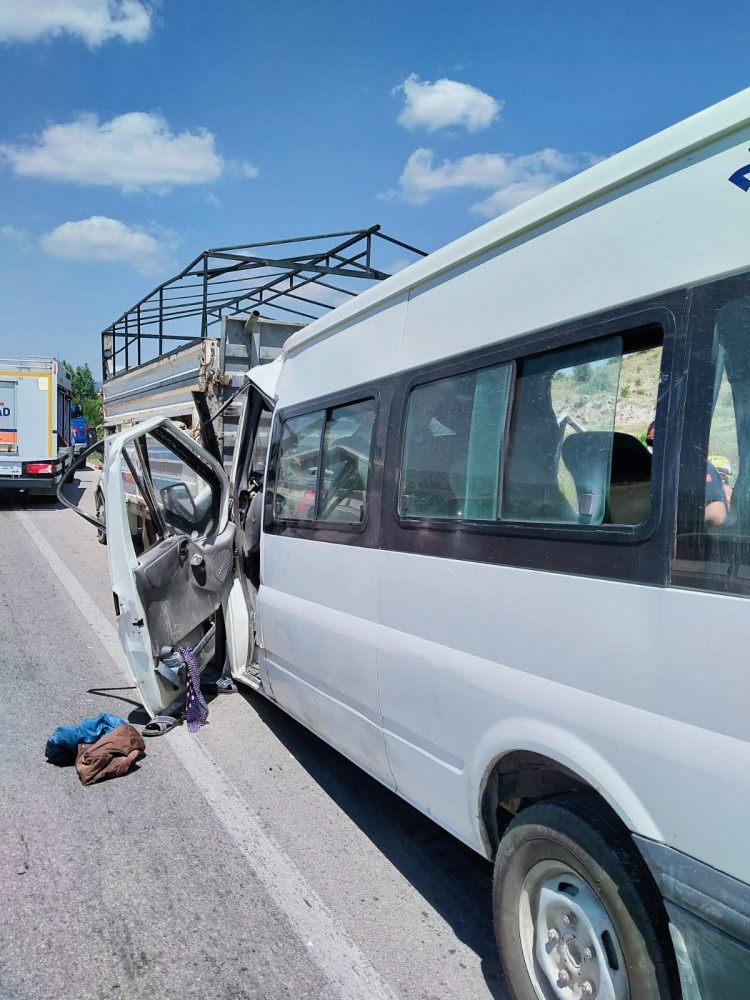 Tarim isçilerini tasiyan minibüs kamyonete arkadan çarpti, 17 kisi yaralandi