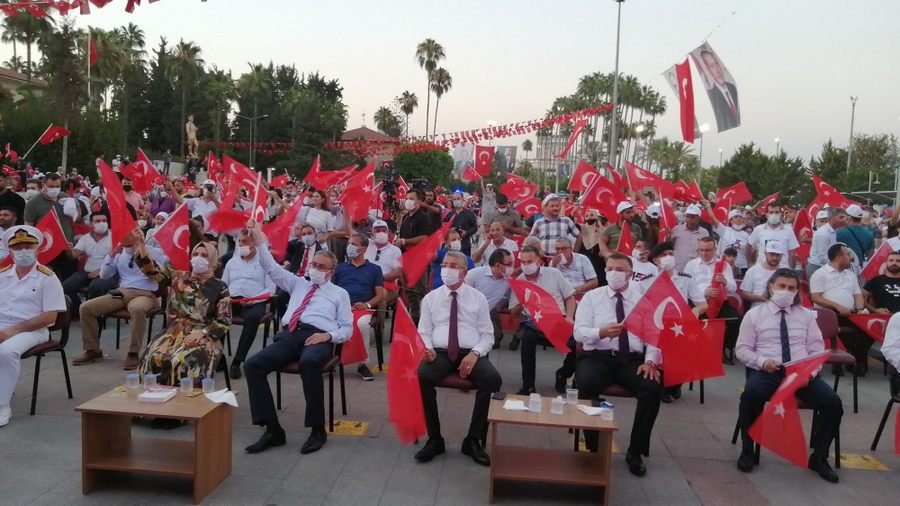 Mersinliler, 15 Temmuz’un yil dönümünde meydanlara akin etti