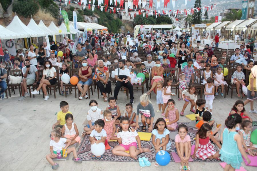 Alanya’da 40 derece sicagin altinda kar yagdirdilar