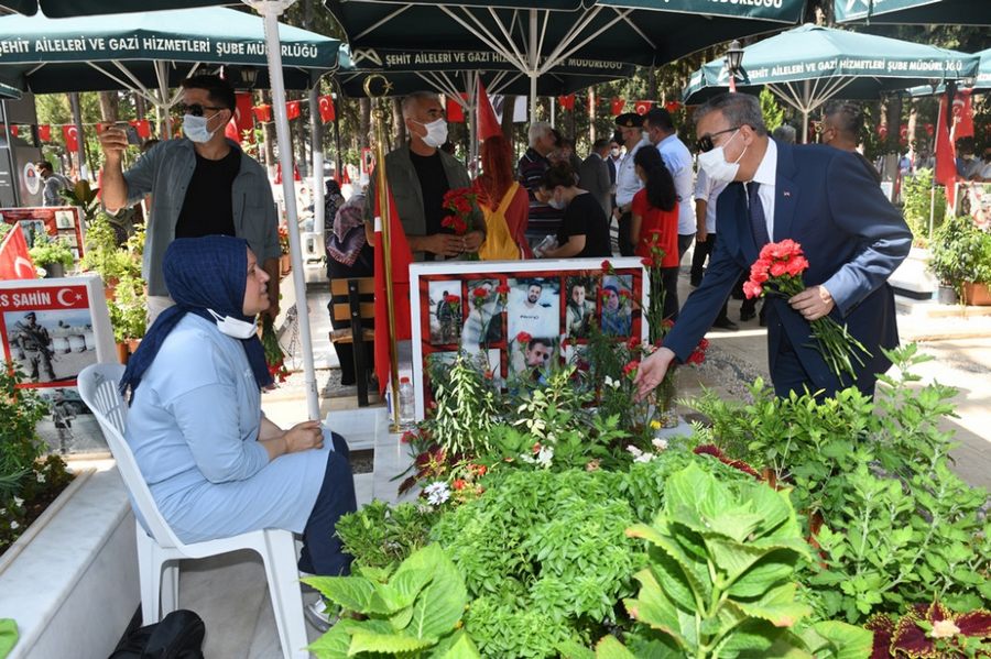 Vali Su, Sehit Aileleri ile Bayramlasarak Sehitlerimizin Kabirlerine Karanfil Birakti