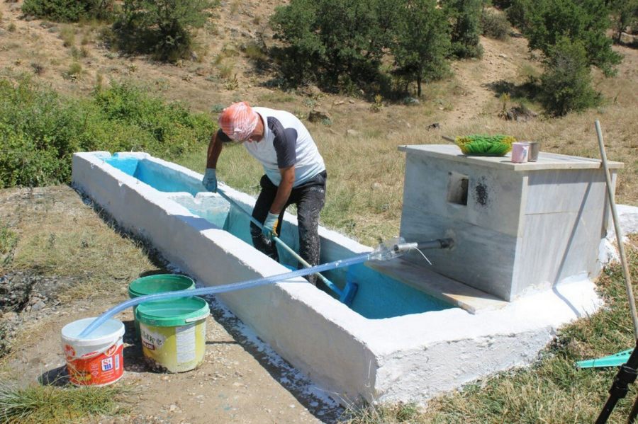 Doga dostu emekli astsubay kendini eskimis köy çesmelerine adadi