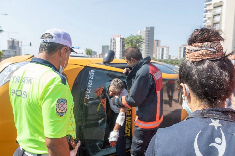 Takla atan taksinin soförü aracin cami kesilerek kurtarildi