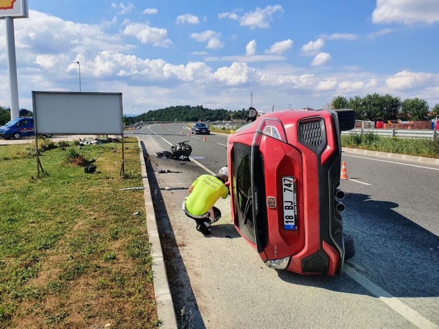 Kaza yapan aracin motoru 50 metre firladi