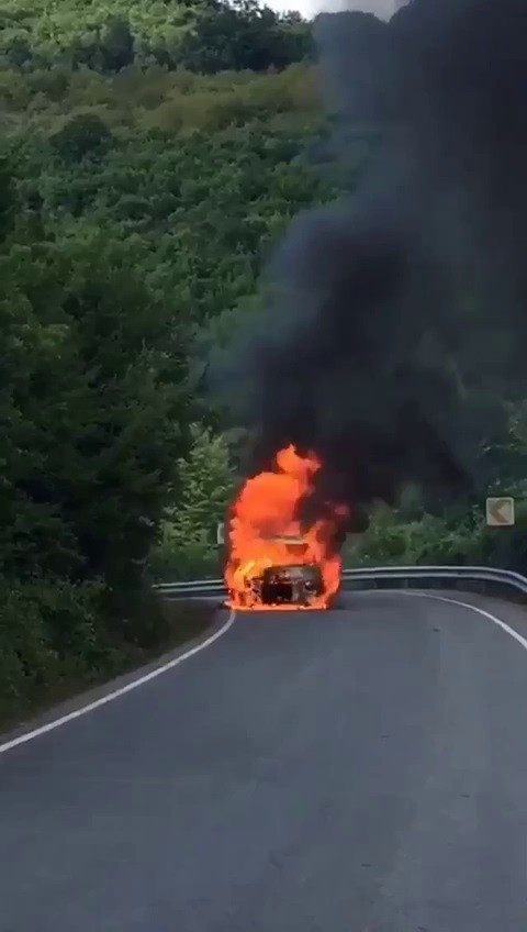 Sile’de yol ortasinda yanan araç alev topuna döndü