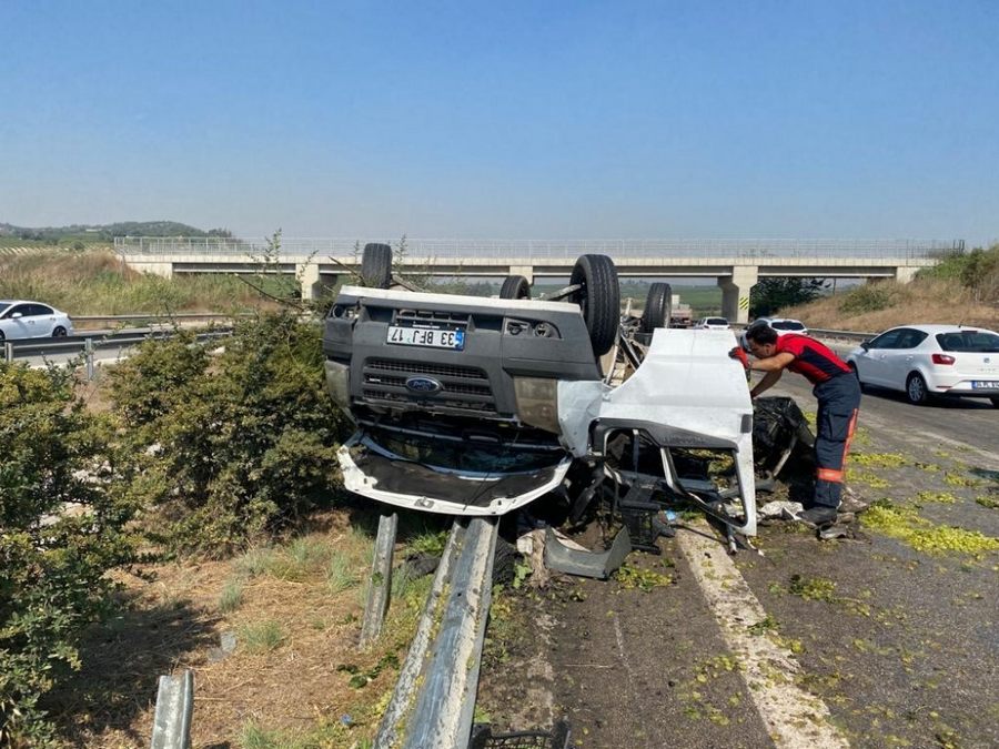 Takla atan araçtaki 2 kisi yaralandi