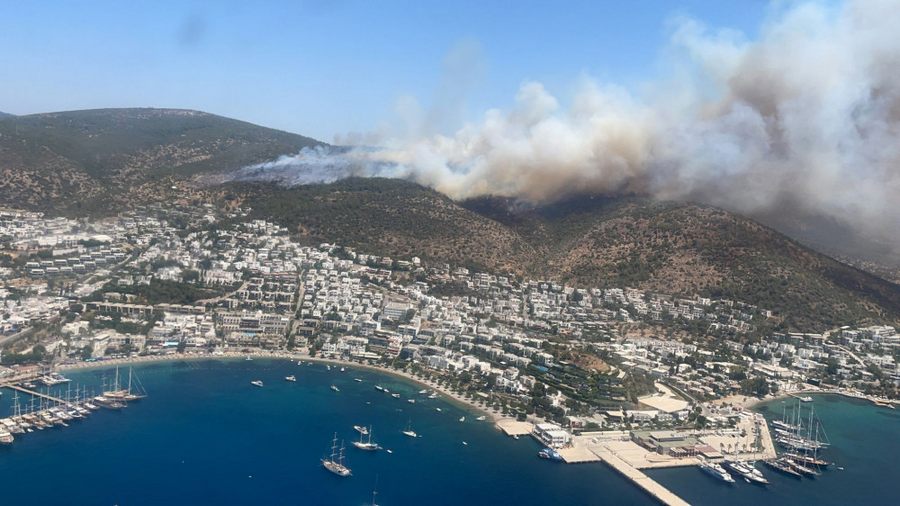 Bodrum’daki yangin kisa sürede büyüdü, mahallenin bosaltilmasi için anons yapiliyor