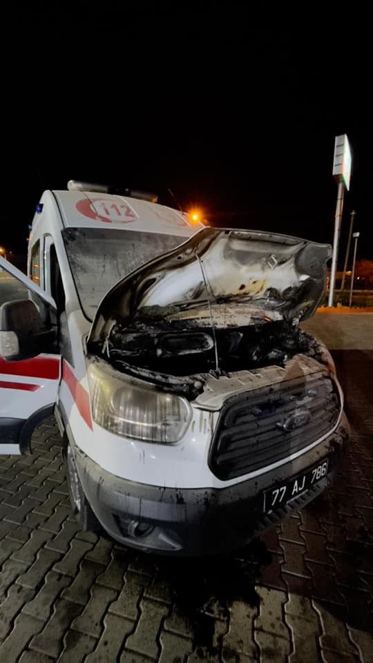 Antalya’ya destege giden 112 ambulansi alev aldi