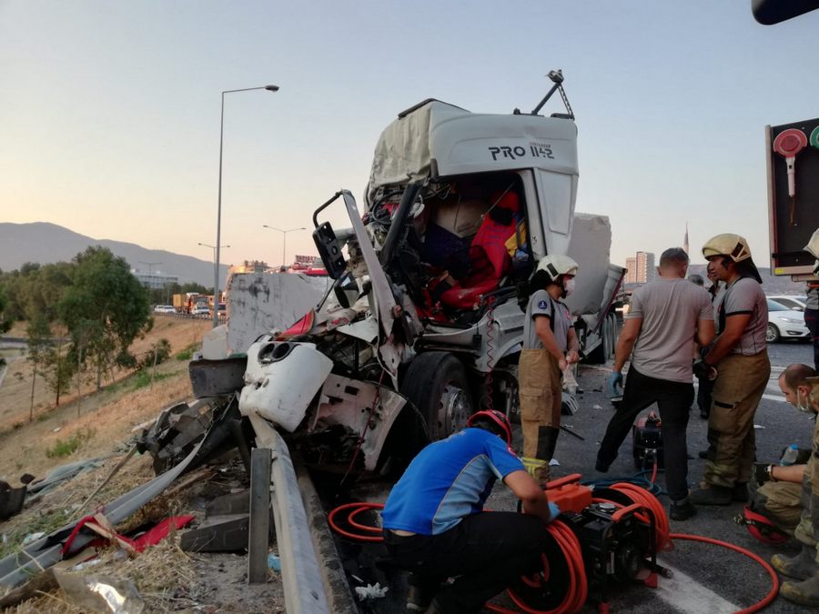 Adres tarifi için durdurulan tira baska bir tir çarpti: 2