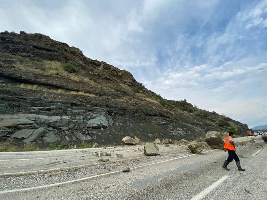 20 metre yükseklikten düsen kayalar karayolunu trafige kapatti