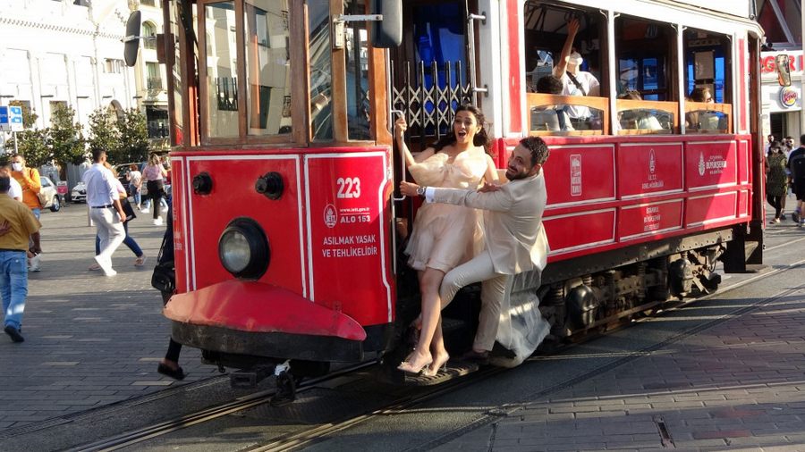 Taksim’de gelin ve damadin fotograf çekimi renkli görüntüler olusturdu