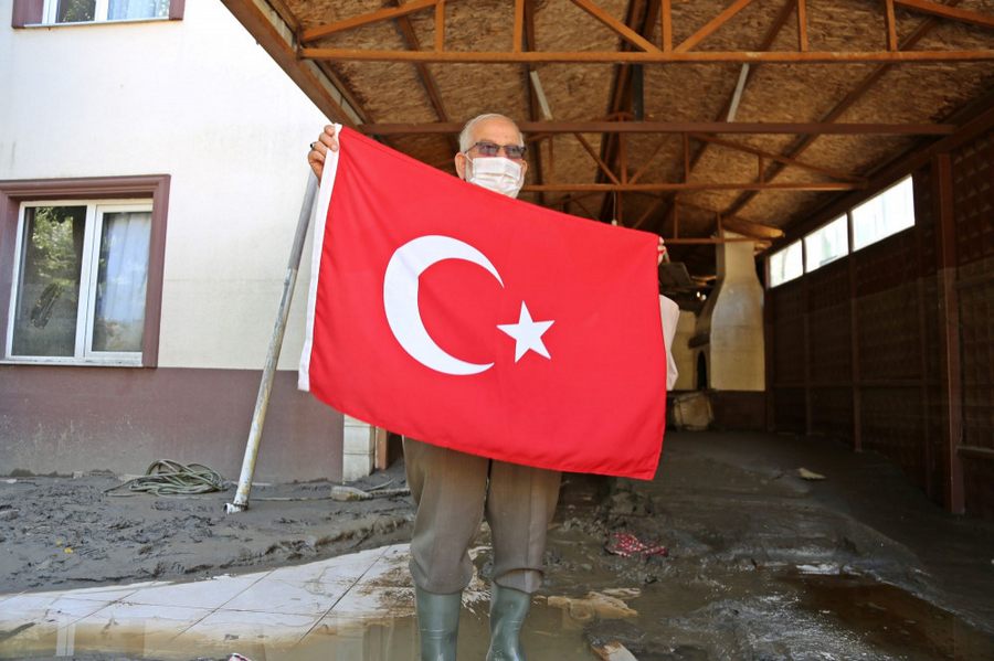 Evde mahsur kaldi, helikopterin görmesi için çatidan Türk bayragi salladi