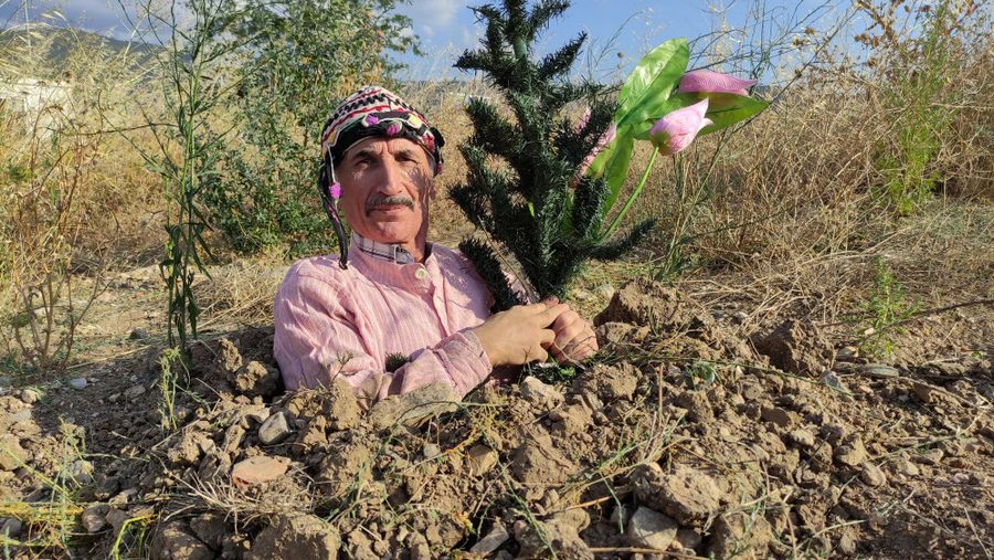 Topragi kazip kendini diri diri gömdü