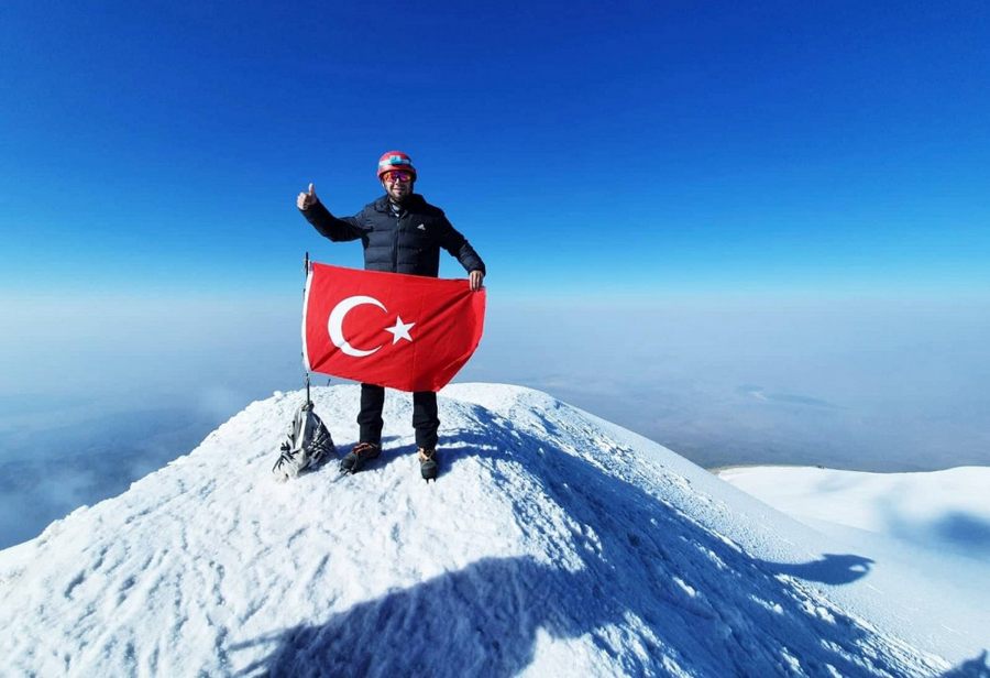 Belgeselde izledi, en yüksek zirveye tirmanmaya karar verdi