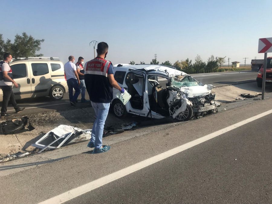 Konya’da tir ile hafif ticari araç çarpisti: 6 ölü, 2 yarali