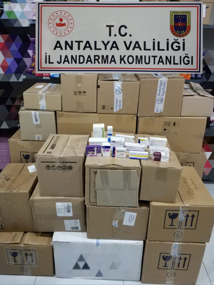 Antalya’da piyasa degeri 1 milyon 610 bin TL olan 7 bin 482 adet kaçak ilaç ele geçirildi